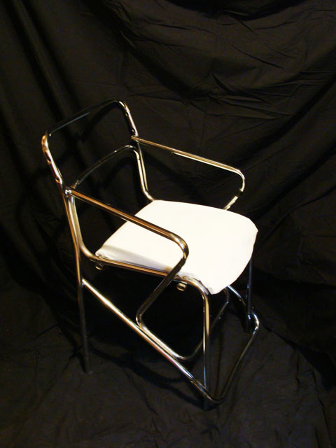 первый стул спинка и сидение, второй стул выполняет функцию проножки и подлокотников 