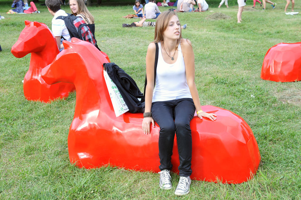 девушка на скамейке красный конь