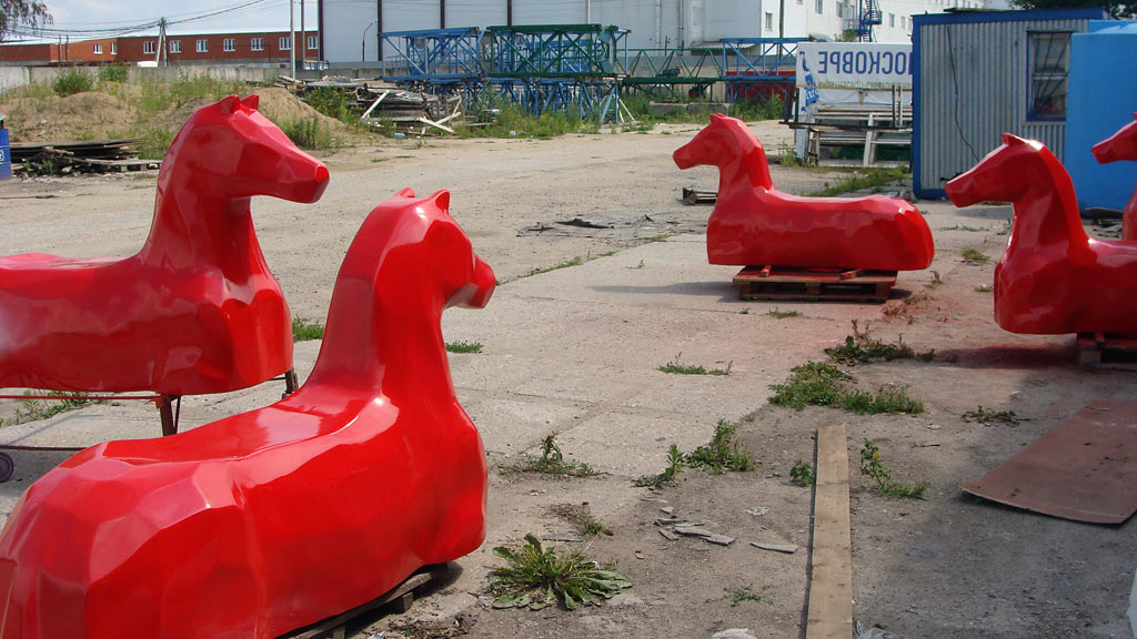 дизайн красного коня - скамейки на заводе