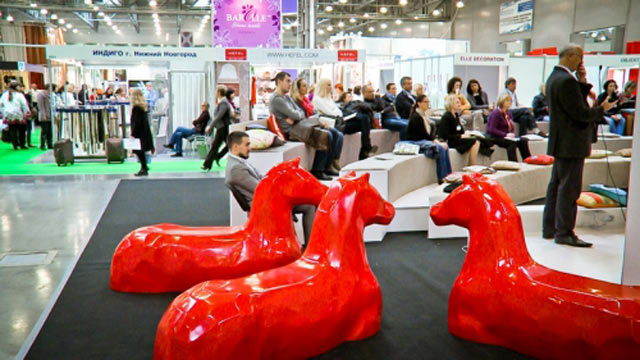 дизайн красного коня - скамейки, на международной выставке