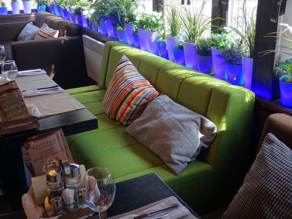 дизайн интерьера ресторана, зеленый диван