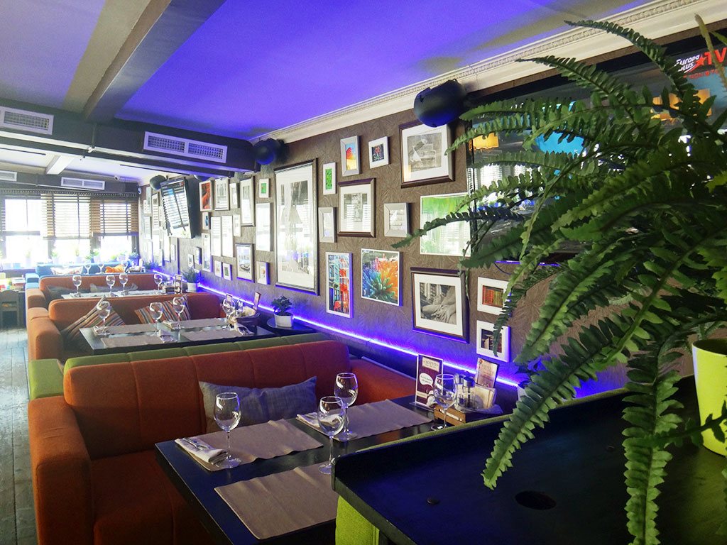 Декор фотографиями и фоторамками на стенах ресторана