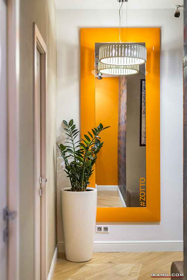 коридор к основным санузлам, оранжевое ростовое зеркало
