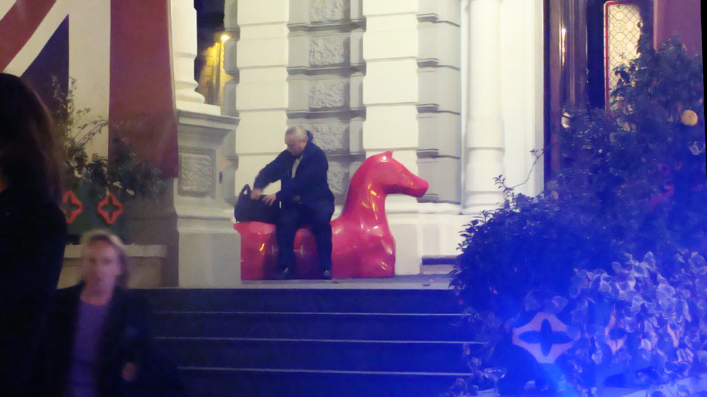 скамейка красный конь на moscow british lifestyle showcase 2013