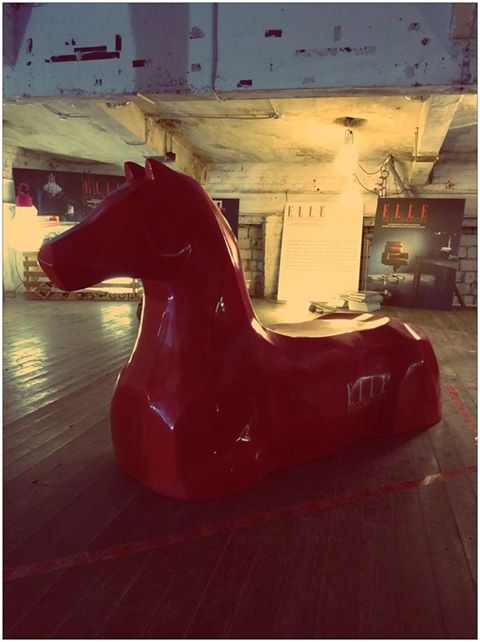 скамейка красный конь на дизайн неделе в артплее