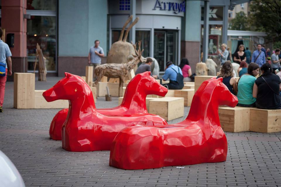 атриум 2014 тройка красные кони скамейки