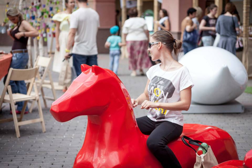 иго-го атриум 2014 тройка красные кони скамейки