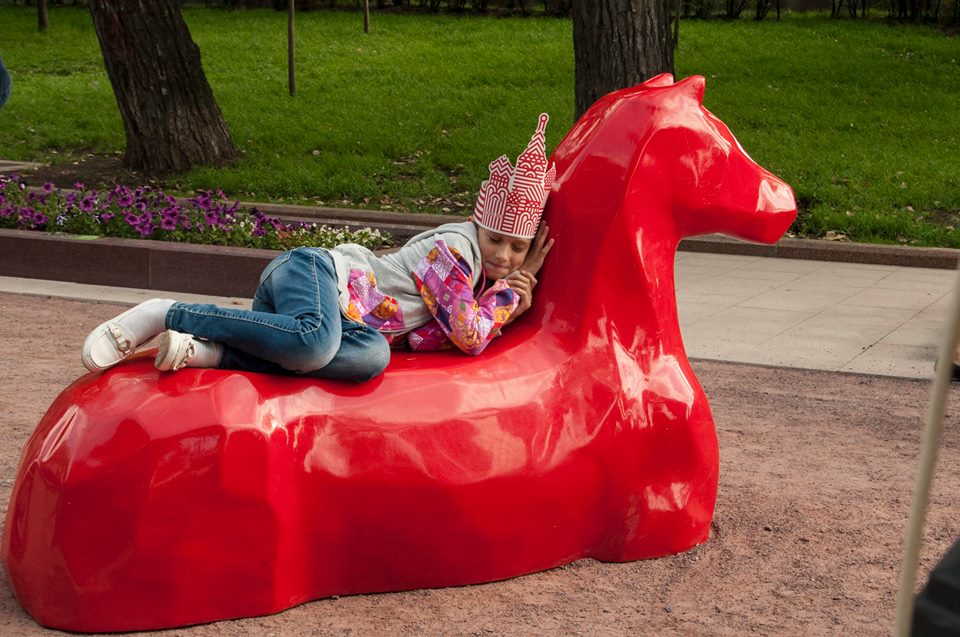девочка спит на красном коне